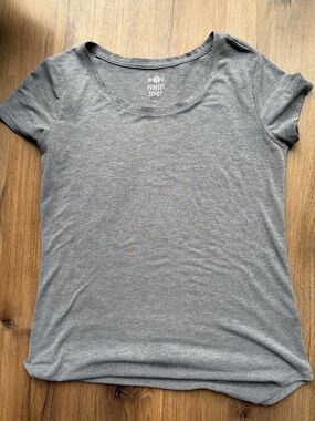 SO Scoop Neck Short Sleeve Tee in Heather Gray
